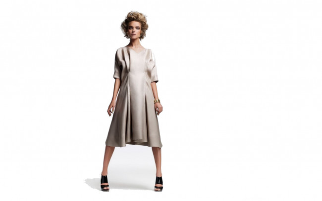 Обои картинки фото девушки, наталья водянова, браслет, платье, модель