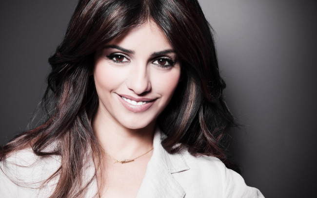 Обои картинки фото девушки, penelope cruz, цепочка, улыбка, лицо, актриса, брюнетка