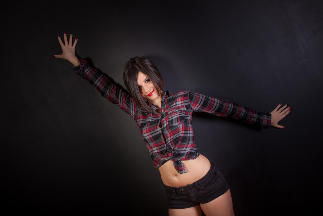 Обои картинки фото девушки, -unsort , брюнетки,  шатенки, девушка, улыбка, фон, взгляд