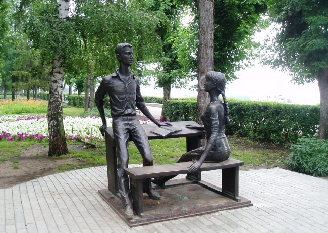 Обои картинки фото памятник студентам, города, - памятники,  скульптуры,  арт-объекты, город, памятник, скульптура, памятник одноклассникам, инсталляция, скульптор владимир пальмин, саратов, россия