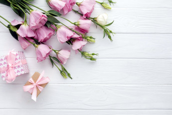 Картинка праздничные подарки+и+коробочки лента подарки эустома бант