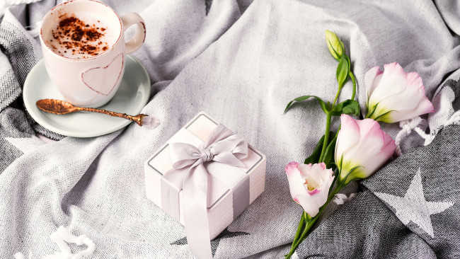 Обои картинки фото праздничные, подарки и коробочки, бант, лента, кофе, подарок, эустома