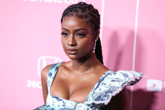 Обои картинки фото justine skye, девушки, лицо, портрет, модель, брюнетка, красотка, причёска, макияж, взгляд, мулатка, hip-hop, чернокожая, темнокожая, певица, звезда, justine, skye, девушка