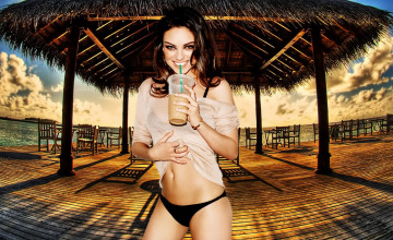 Картинка девушки mila+kunis брюнетка футболка белье стакан навес