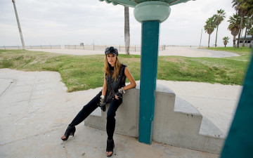 Картинка девушки alessandra+ambrosio модель кепка жилет штаны ступеньки