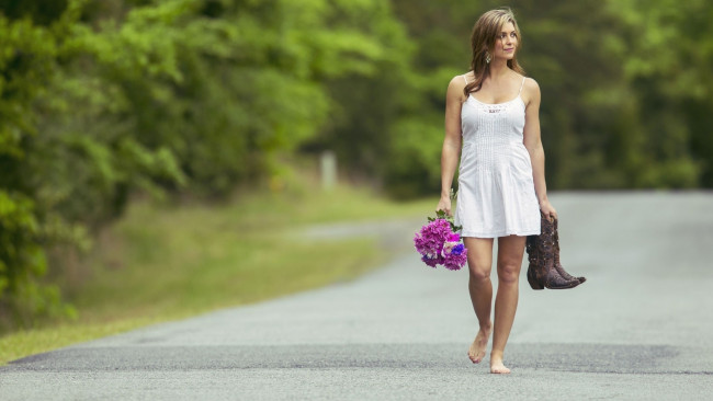 Обои картинки фото девушки, - брюнетки,  шатенки, платье, сапоги, шатенка, букет