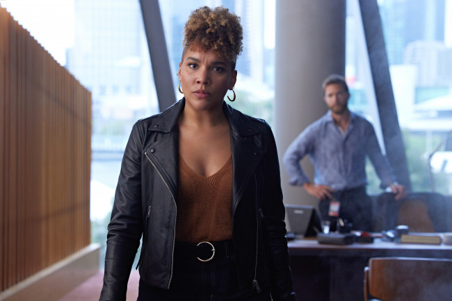 Обои картинки фото blacklight || 2022, кино фильмы, blacklight, боевик, author, oreskis, emmy, raven, lampman, триллер, кадры, из, фильма, новинки, кино, игра, теней, mira, jones