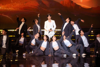 Картинка разное знаменитости сяо чжань костюм микрофон подтанцовка