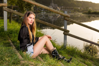 Картинка девушки -+рыжеволосые+и+разноцветные река ступени рыжие волосы шорты