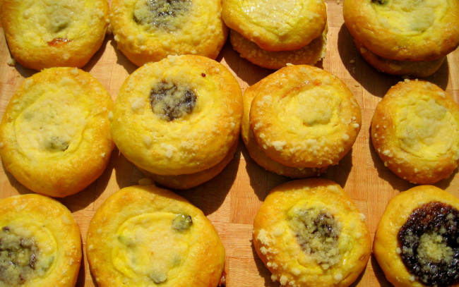 Обои картинки фото еда, хлеб, выпечка, булочки, изюм, сдоба