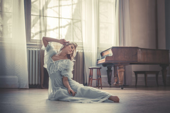 Картинка Raphaella+McNamara девушки   рояль окно платье