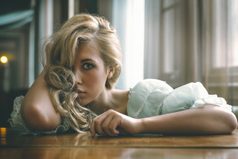 Картинка Raphaella+McNamara девушки   волосы взгляд локоны