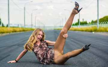 Картинка -Unsort+Блондинки ella девушки unsort блондинки платье колготки дорога upskirt короткое задралось приподняла расставила раздвинула ноги лежит вид сбоку спереди