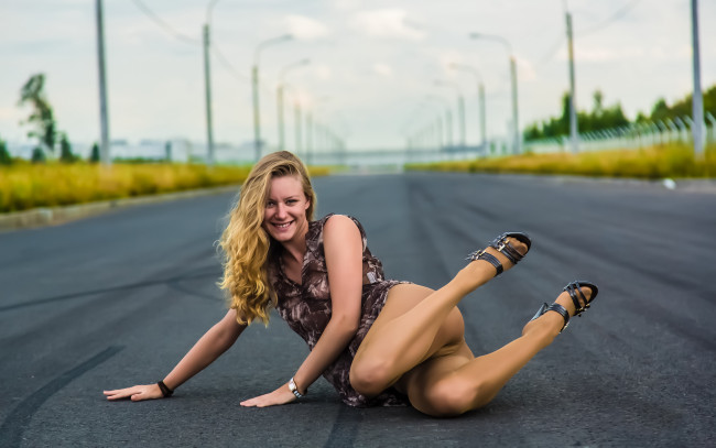 Обои картинки фото -Unsort Блондинки, ella, девушки, unsort, блондинки, дорога, платье, колготки