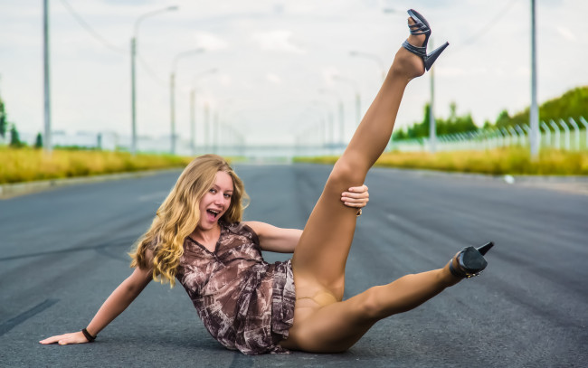 Обои картинки фото -Unsort Блондинки, ella, девушки, unsort, блондинки, платье, колготки, дорога, upskirt, короткое, задралось, приподняла, расставила, раздвинула, ноги, лежит, вид, сбоку, спереди