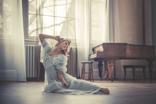 Обои картинки фото Raphaella McNamara, девушки, , , рояль, окно, платье