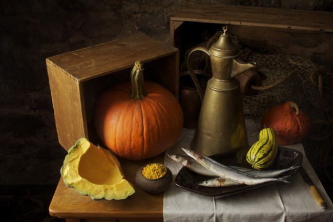 Обои картинки фото еда, натюрморт, фон, стол, коробки, кувшин, тыквы, приправа, рыба