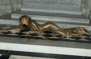 Картинка девушки eva+mendes змея пол платье чешуя актриса ева мендес