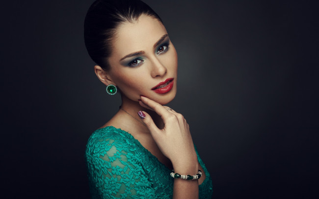 Обои картинки фото девушки, -unsort , лица,  портреты, серьги, браслет, взгляд, макияж, красивая, модель