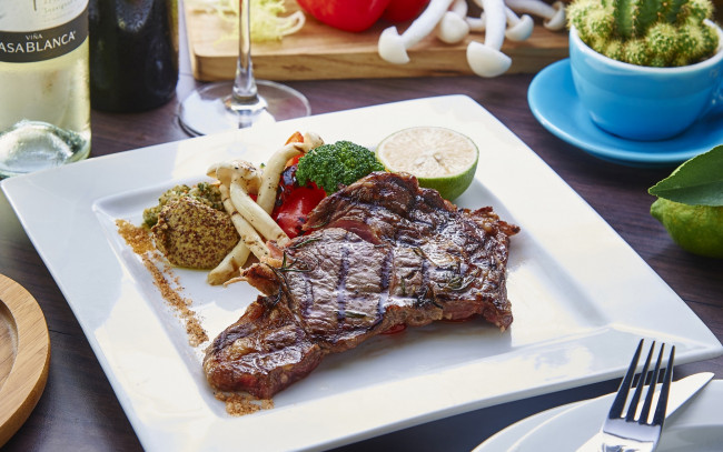 Обои картинки фото еда, мясные блюда, брокколи, гриль, спаржа, лайм, мясо