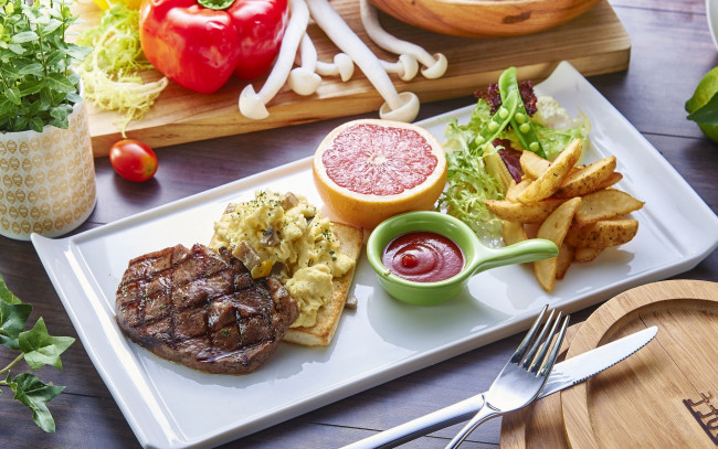 Обои картинки фото еда, разное, овощи, грибы, салат, картофель, гриль, грейпфрут, соус, мясо, ассорти