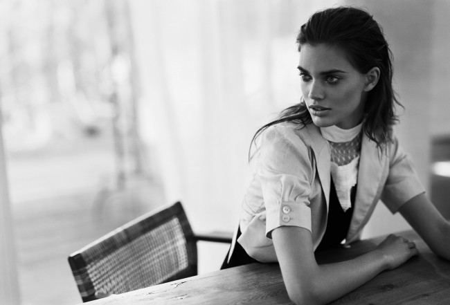 Обои картинки фото девушки, rianne ten haken, рианна, тен, хакен, модель, черно-белая, жакет, стол, стул