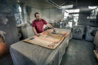 Картинка юмор+и+приколы банкнота мужчина утюг прачечная