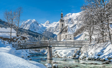 Картинка приходская+церковь+святого+себастьяна+в+рамзау-берхтесгаден +баварские+альпы города -+католические+соборы +костелы +аббатства снег зима храм мост река горы