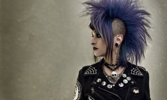Обои картинки фото девушки, -unsort , рыжеволосые и другие, пирсинг, ирокез, фон, девушка