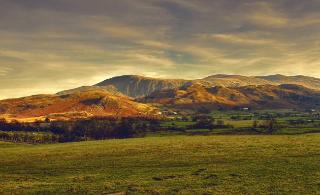 Обои картинки фото природа, пейзажи, закат, облака, поле, горы