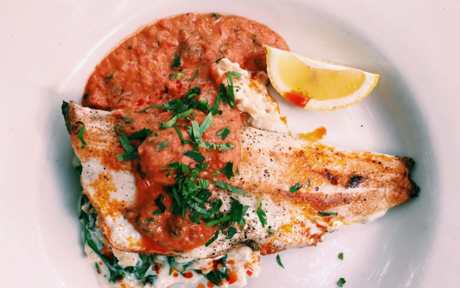 Обои картинки фото еда, мясные блюда, зелень, лимон, соус, ребрышки