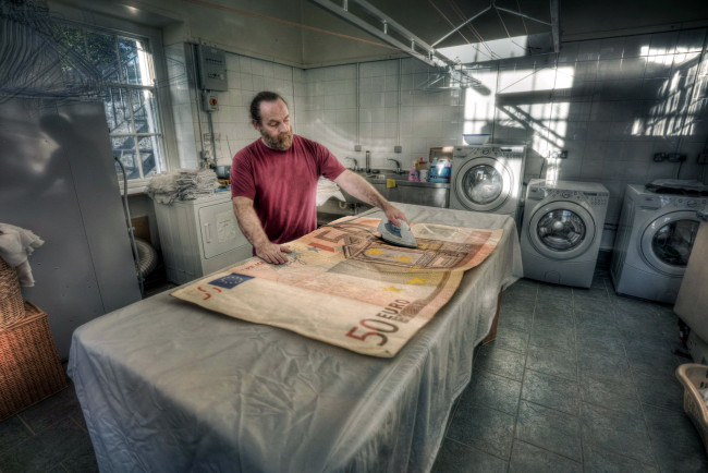 Обои картинки фото юмор и приколы, банкнота, мужчина, утюг, прачечная