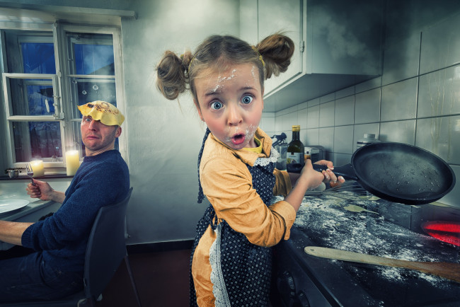 Обои картинки фото юмор и приколы, сковорода, мужчина, блины, девочка