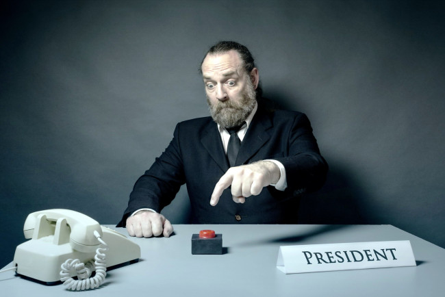 Обои картинки фото юмор и приколы, табличка, мужчина, кнопка, телефон