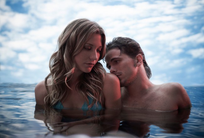 Обои картинки фото разное, мужчина женщина, shia, labeouf, пара, купальник, море, облака