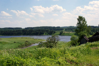 Картинка природа реки озера река облака небо избы траа деревья