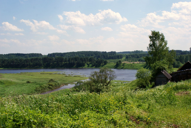 Обои картинки фото природа, реки, озера, река, облака, небо, избы, траа, деревья