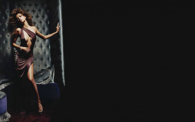 Обои картинки фото девушки, adriana lima, платье, декольте, модель, шатенка, подушки