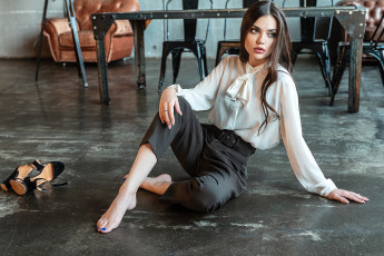 Картинка девушки соня+билецкая соня билецкая влад попов босиком на полу модель сидит женщины в помещении