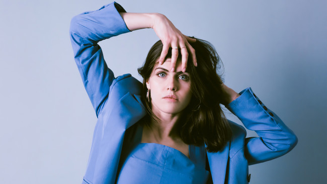 Обои картинки фото девушки, alexandra daddario, актриса, шатенка, жакет