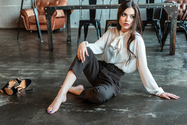 Обои картинки фото девушки, соня билецкая, соня, билецкая, влад, попов, босиком, на, полу, модель, сидит, женщины, в, помещении