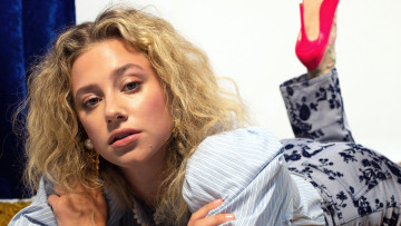 Картинка девушки lili+reinhart блондинка рубашка штаны каблуки