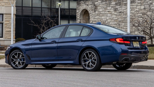Обои картинки фото bmw 5 series plug-in hybrid m sport , us,  2021, автомобили, bmw, 5, series, plug, in, hybrid, m, sport, 2021