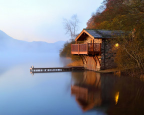 Картинка города -+здания +дома дом горы осень озеро туман