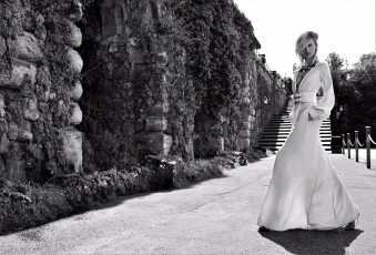 Картинка девушки karolina+kurkova блондинка платье стена ступени черно-белая