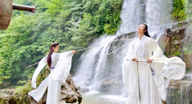 Обои картинки фото разное, знаменитости, ван, ибо, сяо, чжан, съемки, костюмы, водопад