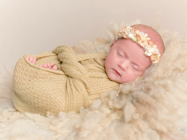 Обои картинки фото разное, дети, младенец, венок, полотенце