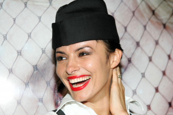 Картинка музыка надежда+грановская-мейхер певица брюнетка шапка лицо