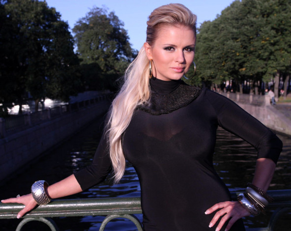 Обои картинки фото музыка, анна семенович, певица, блондинка, наряд, украшения, канал