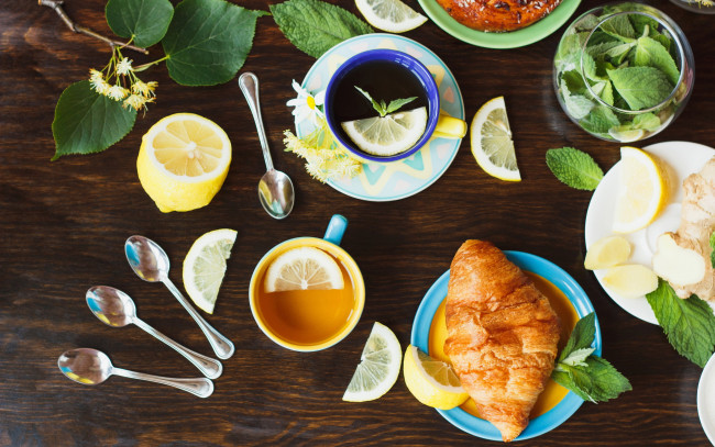 Обои картинки фото еда, напитки,  чай, лимон, чай, мята, круассан